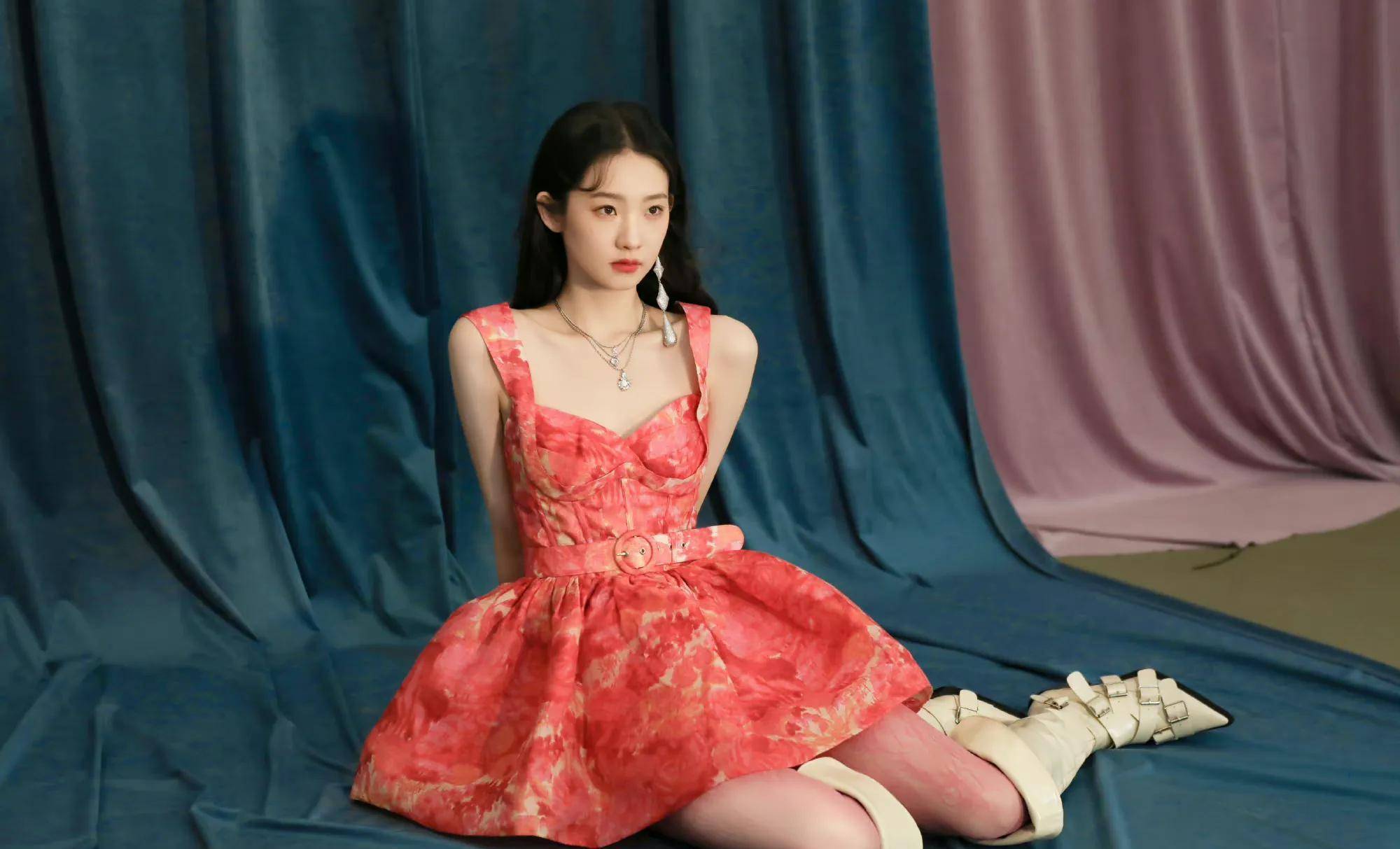 张艺凡冬日帷幕闪光大片,穿红色吊带抹胸裙张扬热烈,又纯又欲_白色