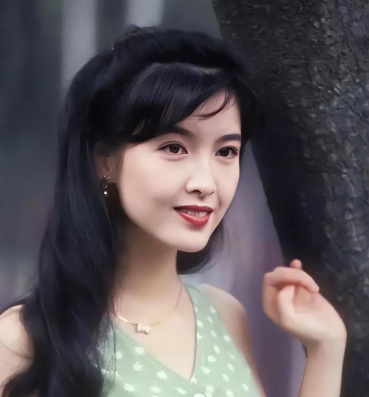 同年出生的王祖贤,那英和周慧敏,年轻时各有特点,长得都非常漂亮_眼睛