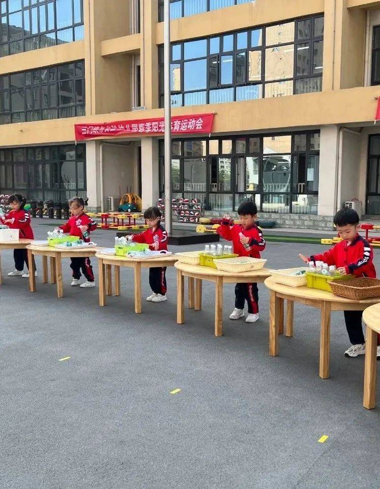 中班项目:速叠杯 1分钟拍球 平衡车接力亲子游戏 助力成长在滑溜布