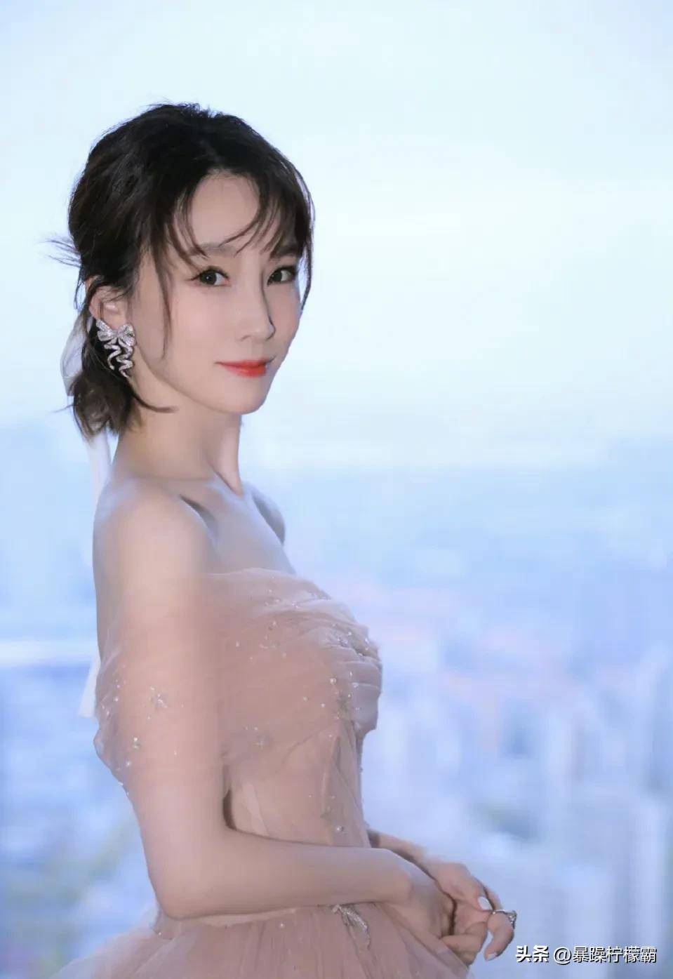 主持《娱乐现场》《最佳现场》《影视风云榜》《快活武林》等节目谢楠