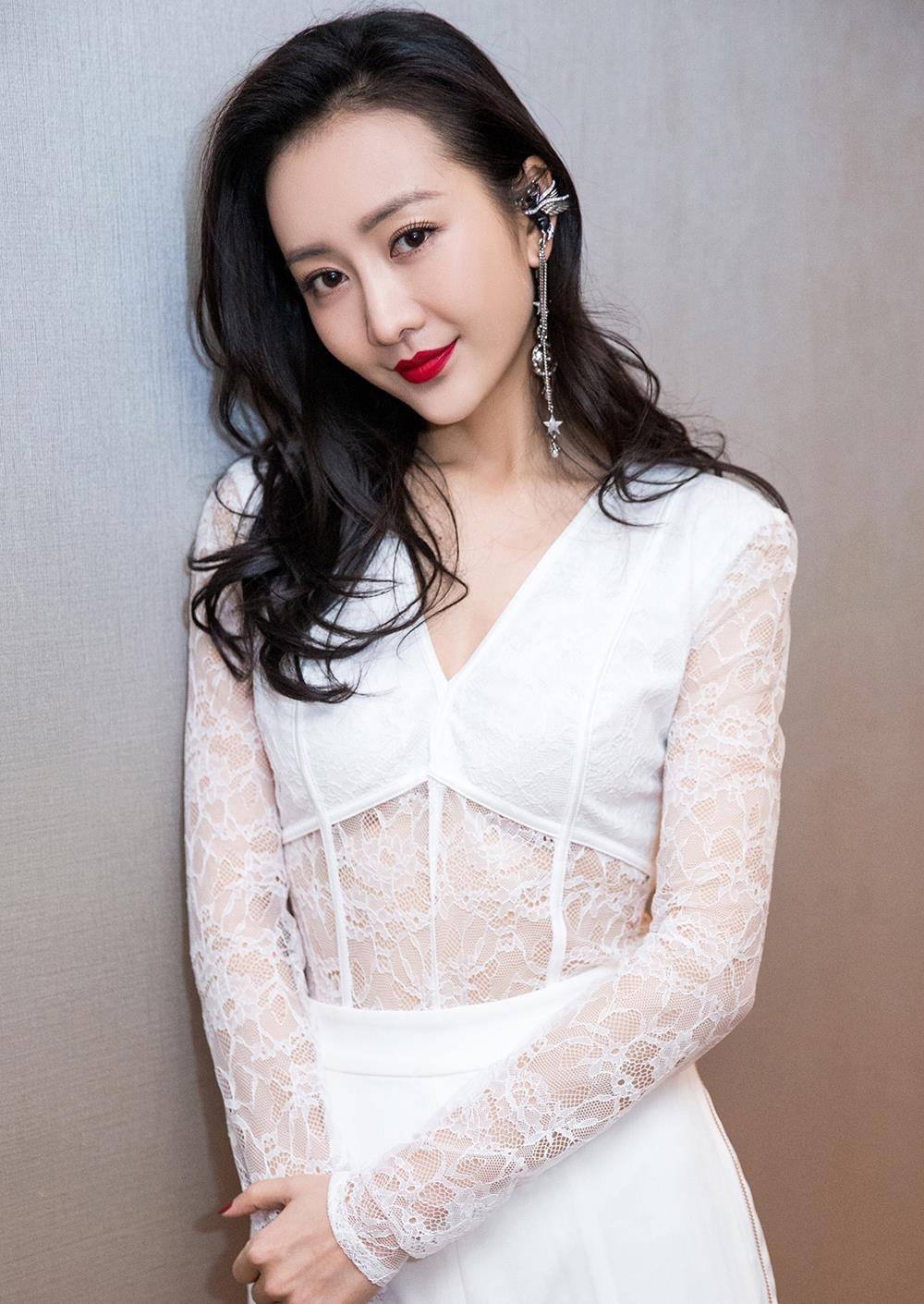 清纯女神王鸥一身撞色装束,蕾丝烟斗露出优雅的腰臀,锁骨太闷了_白色