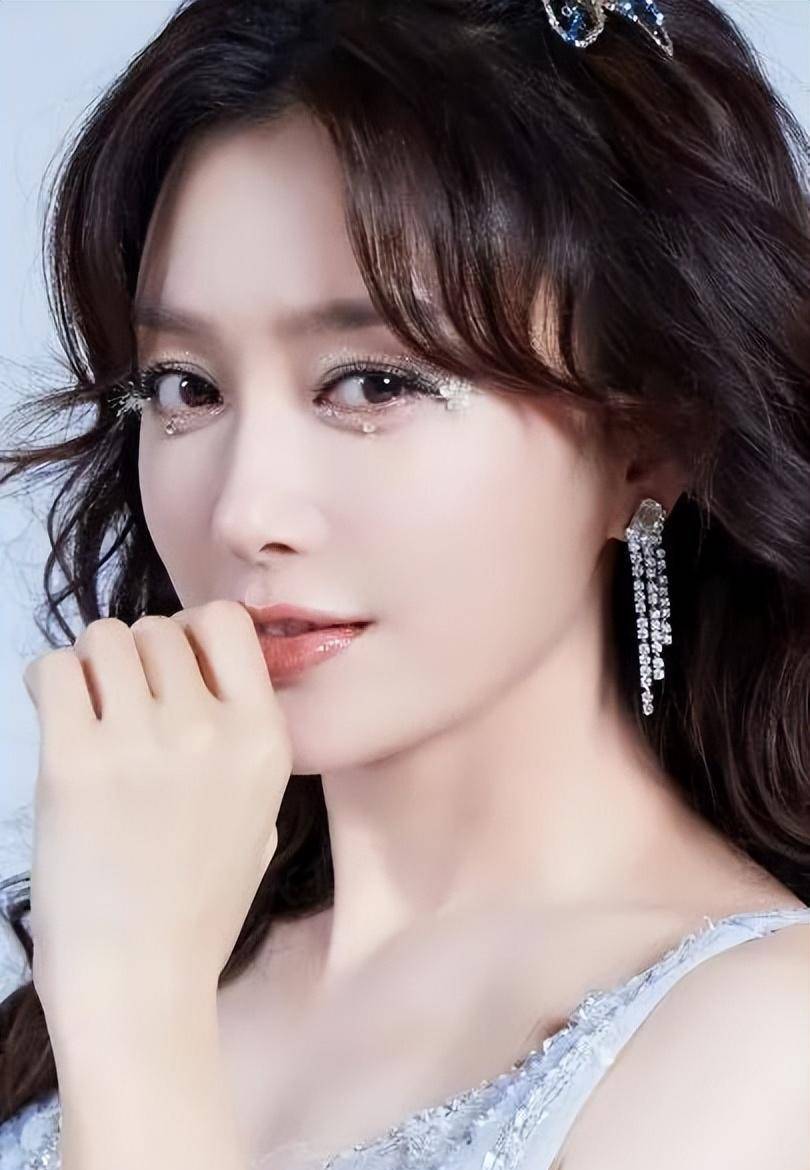 "秦岚:为黄晓明散尽家财,被张静初加入,遭张嘉倪背刺_陆川_片酬_高达