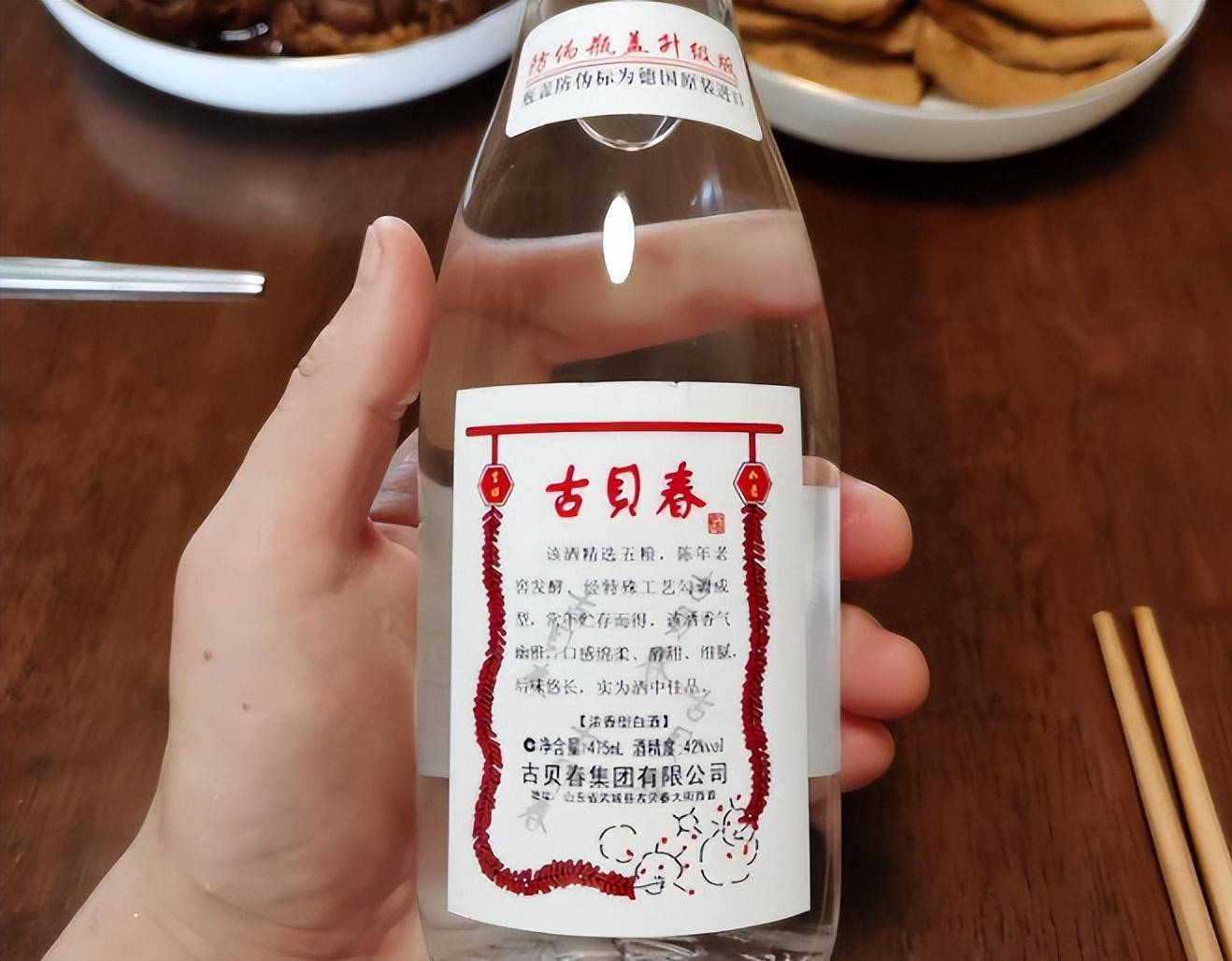 因为一开始的时候,这款酒是酒厂用于内部招待的白酒,酒质很好