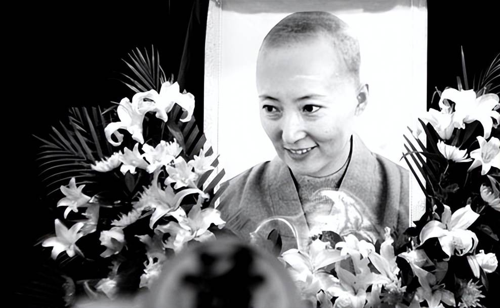 直到举行追悼会,郝彤让人送来一个花圈,上面写着"同修释开诚".