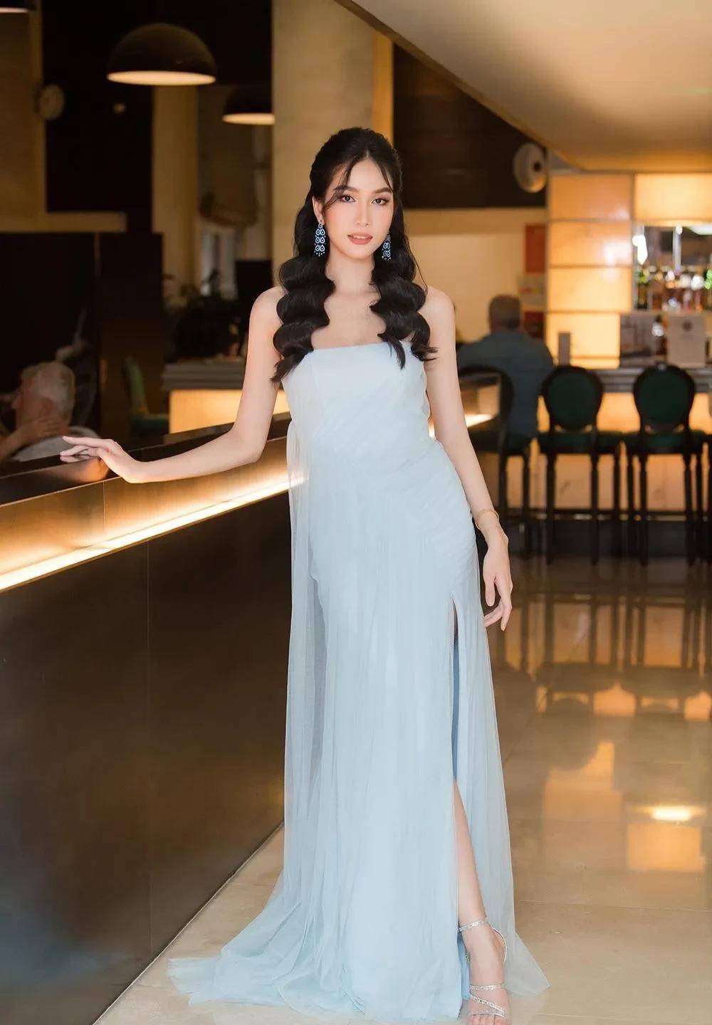 杜美玲,荧仙在越南首都聚会时炫耀性感,柔美的曲线