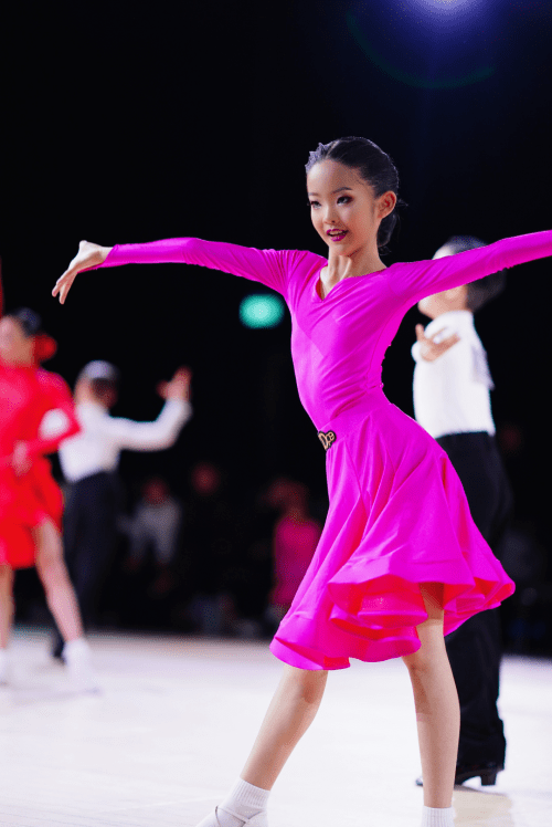 江苏女孩颜秉弘摘得12岁single dance 世界冠军_梦想_国标舞_中国