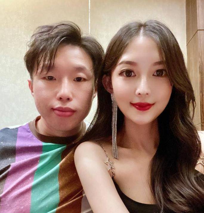 烧饼跟老婆小视频跳舞,网友:嫂子太漂亮,身材不像生过俩娃的人_曹鹤阳