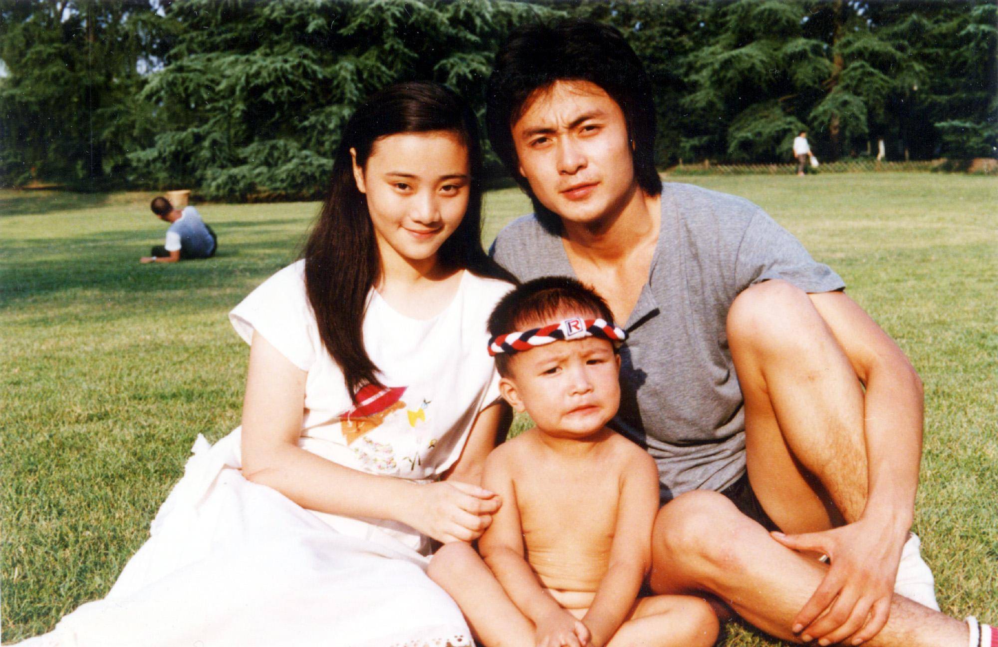 钮晓晴:出身名门嫁师哥邢岷山,为爱放弃事业,一家三口幸福甜蜜_沈世