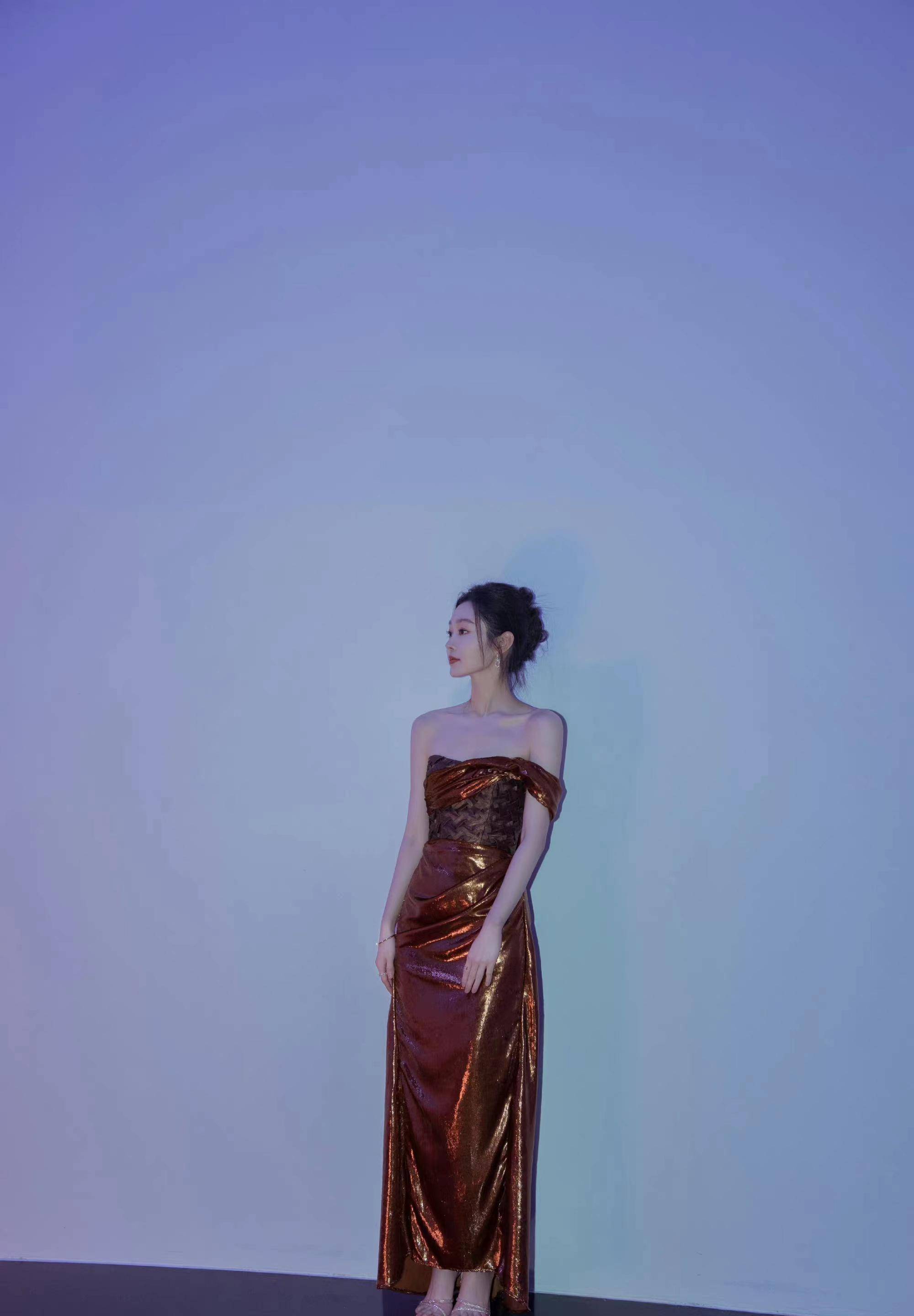 宋轶新造型美出圈,一袭鎏金抹胸长裙,优雅又惊艳_风格_气质_镀金
