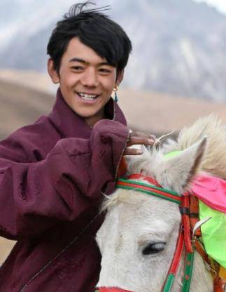 看到丁真火到国外去了,有不少网友调侃到,看来全