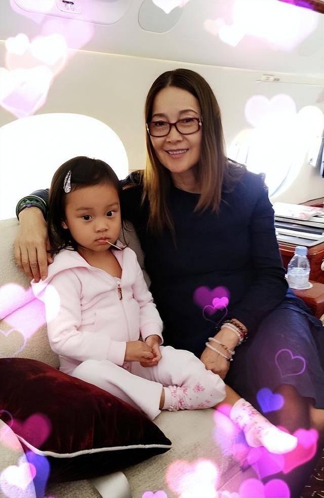 沈丹萍大赞洋老公,李小璐妈妈显社恐,巩俐师傅现身_乌韦_张伟欣_女儿
