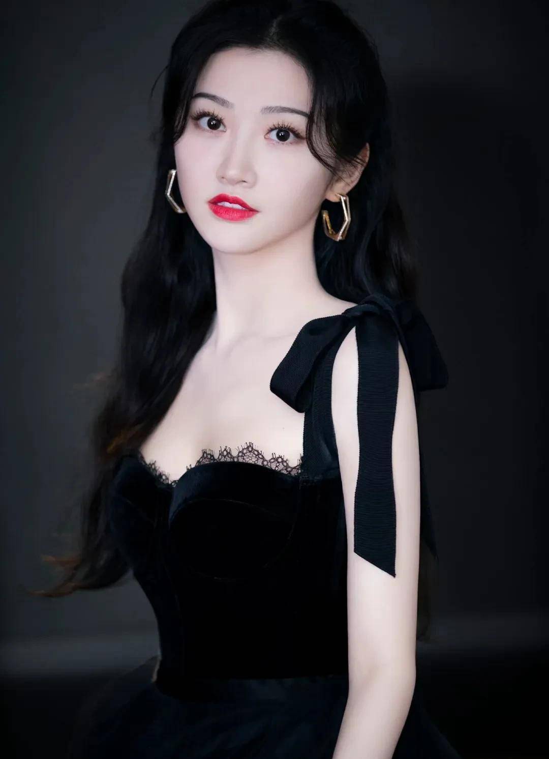 景甜,身材饱满,气质绝佳,妥妥人间富贵花_羽毛_元素_白色