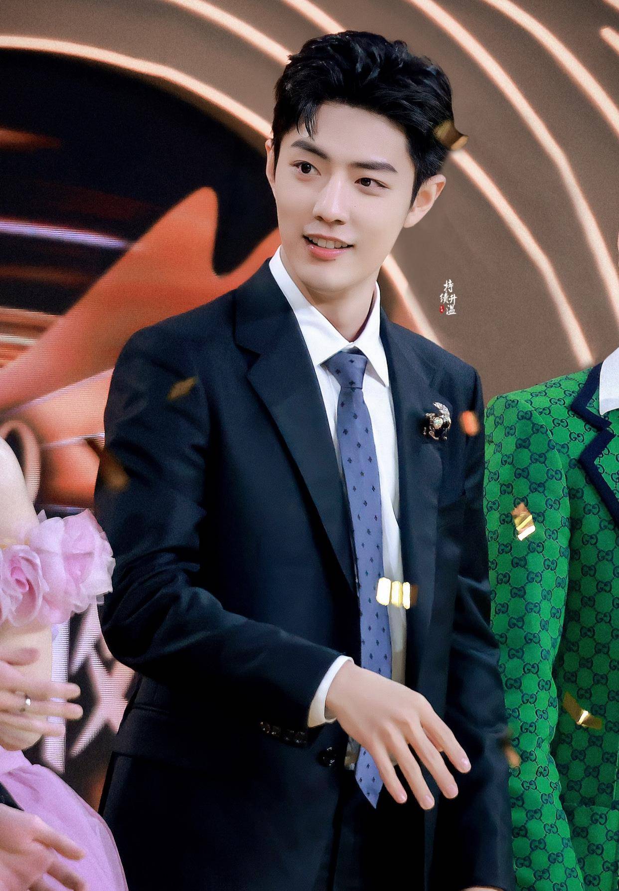 肖战获迪奥时尚线代言!3大高奢品牌争抢合作,全力冲击时尚圈