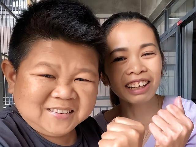 网红小六正面回应团队解散:无力承担员工开支,却被骂咎由自取_职业
