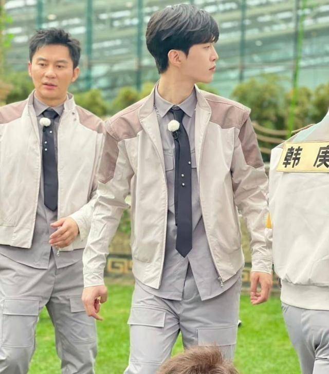 李晨范丞丞同台,亲昵引质疑,分手背后是否另有隐情?