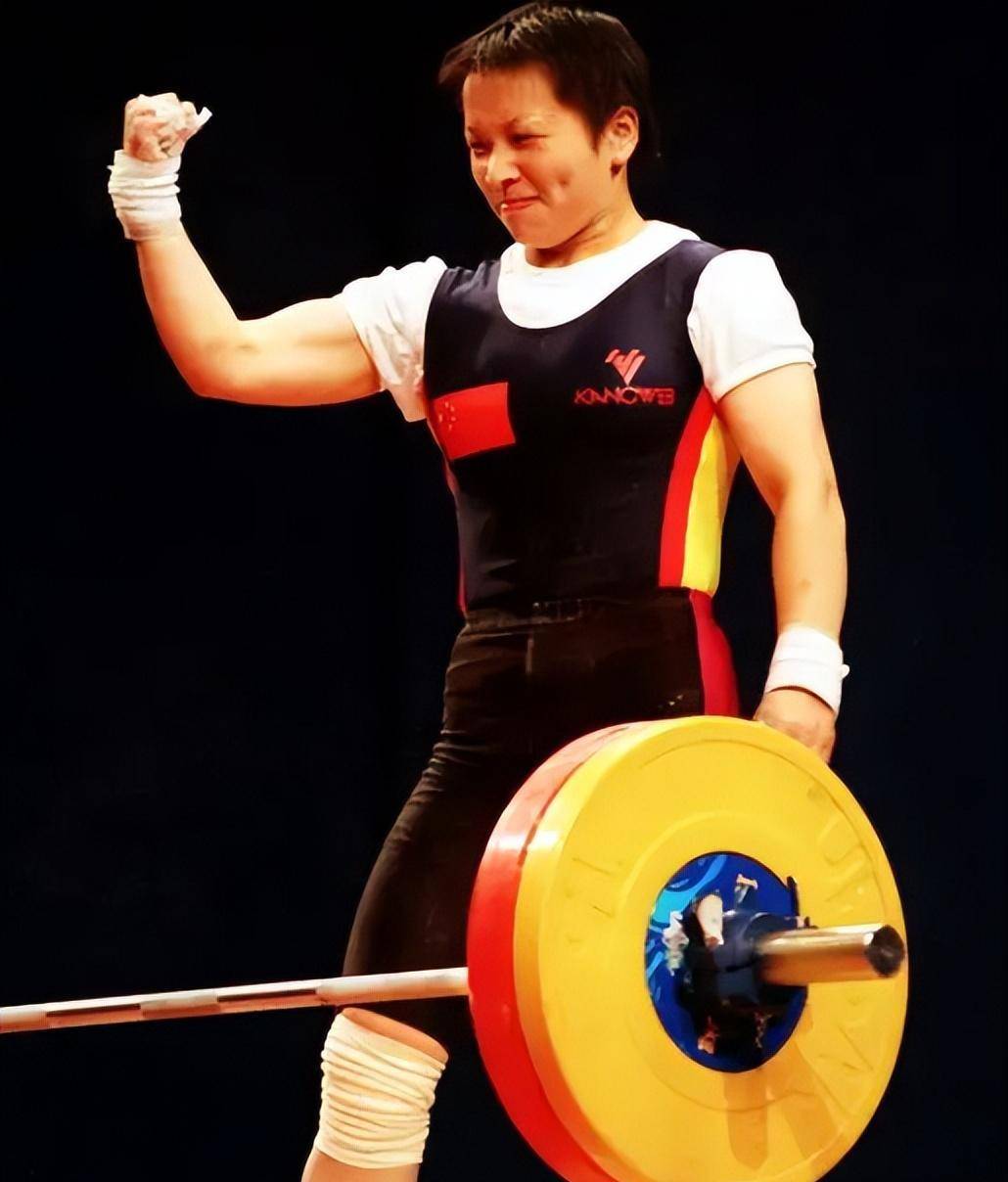 杨霞:举重奥运会冠军,决赛前被台老乡要求作弊,26岁选择退役_训练