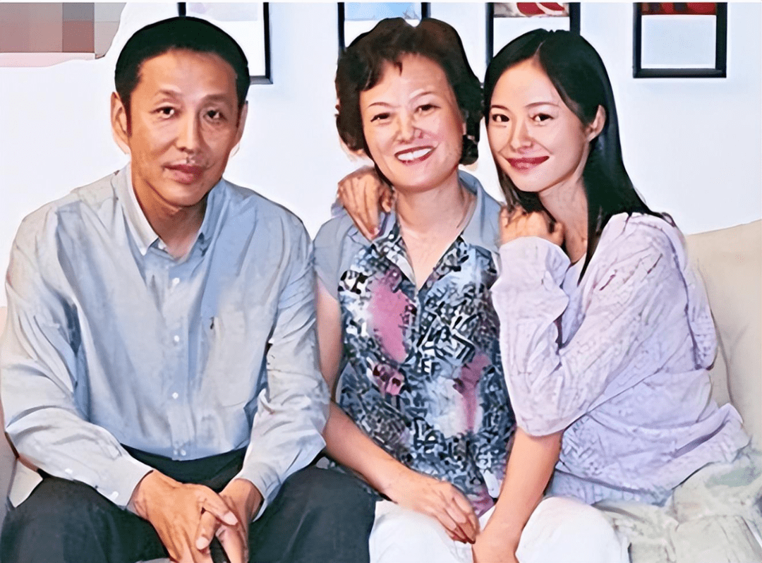 陈道明夫妻同框,看起来真的是非常的恩爱,他的老婆杜宪看起来就是那种