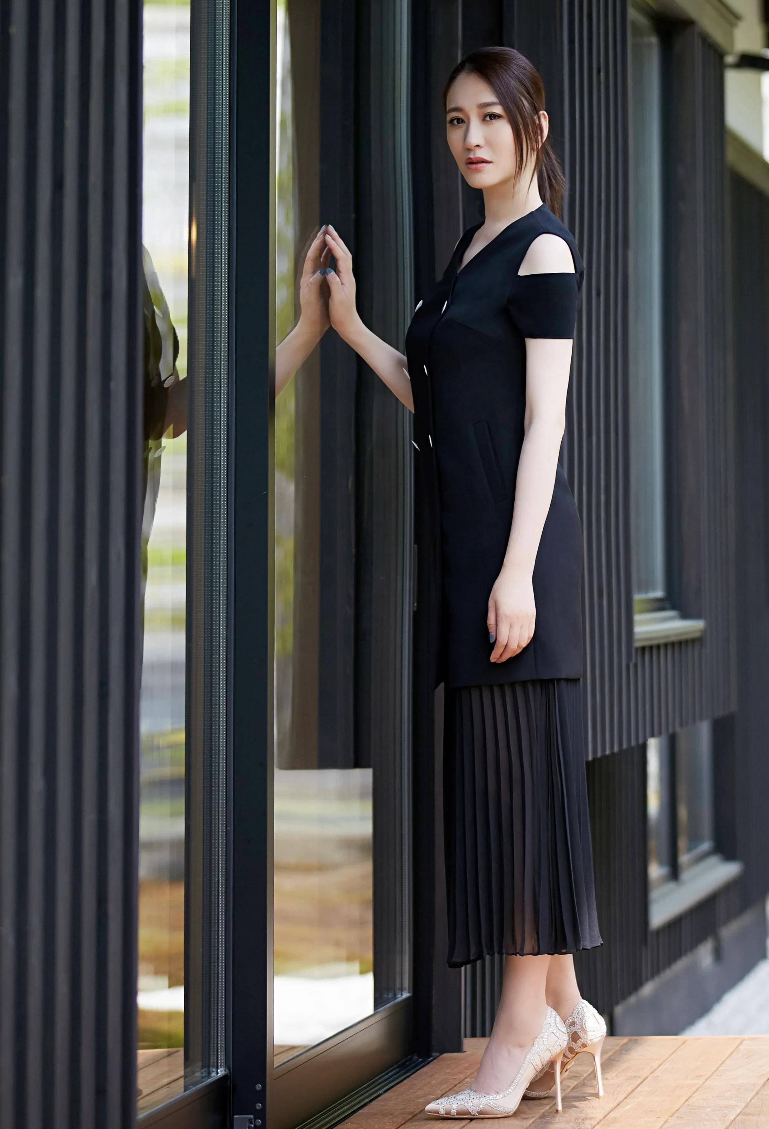 气质女神李小冉的高跟鞋美图_尖头_明星_多多点