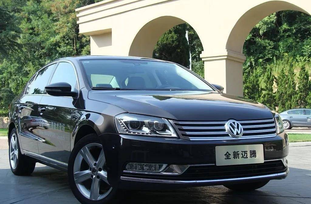 七代迈腾由大众辉腾的设计团队历时四年完成,借鉴了大众顶级豪华轿车