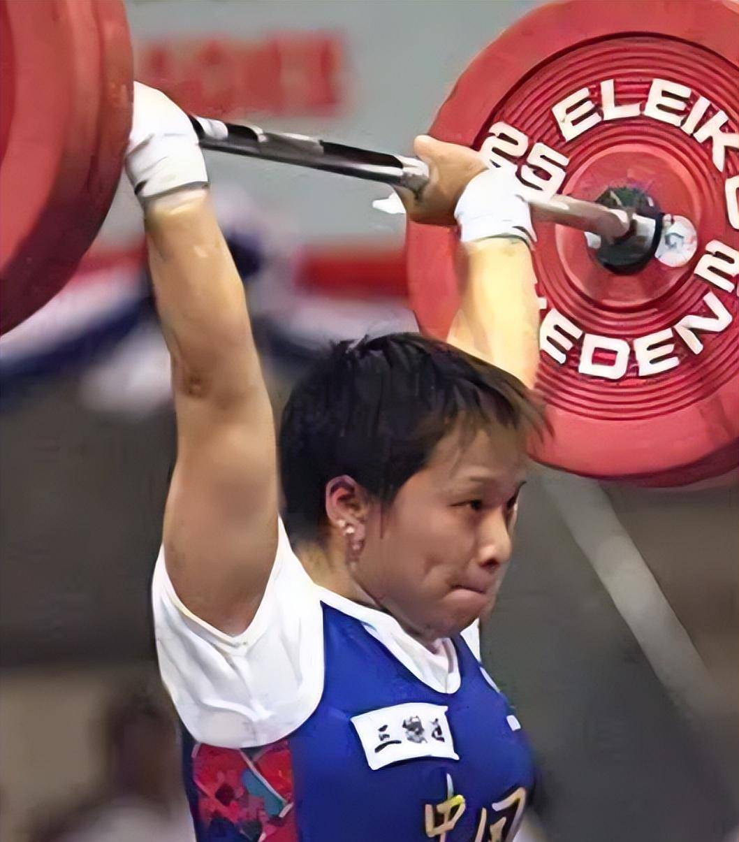 杨霞:举重奥运会冠军,决赛前被台老乡要求作弊,26岁选择退役_训练