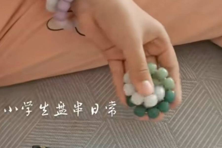 原创            小学生开始迷上“盘手串”，班里学生人手一条，家长对此疑惑不解-小学生盘子画大全