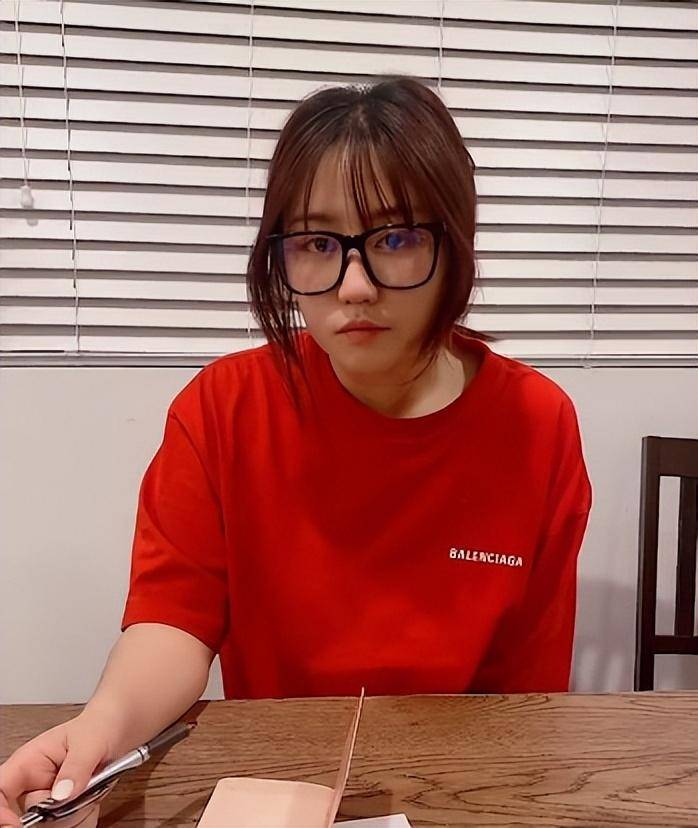 东北酱在洛杉矶:靠和小助理比唱歌走红,鲜少露脸只因长相磕碜?