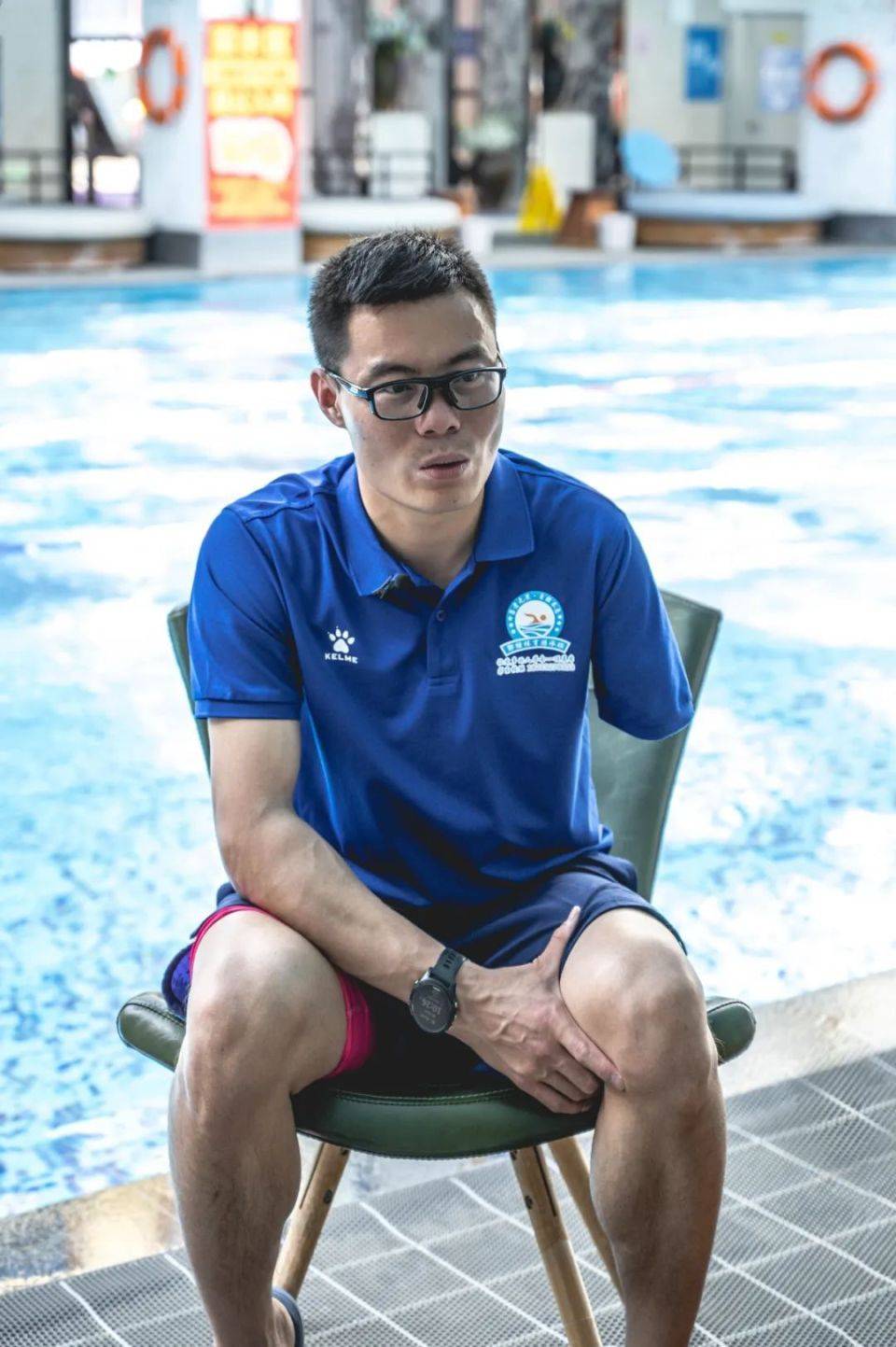 幼年意外失去左臂,16岁拿金牌,丽江这个"断臂泳士"真"勇"!