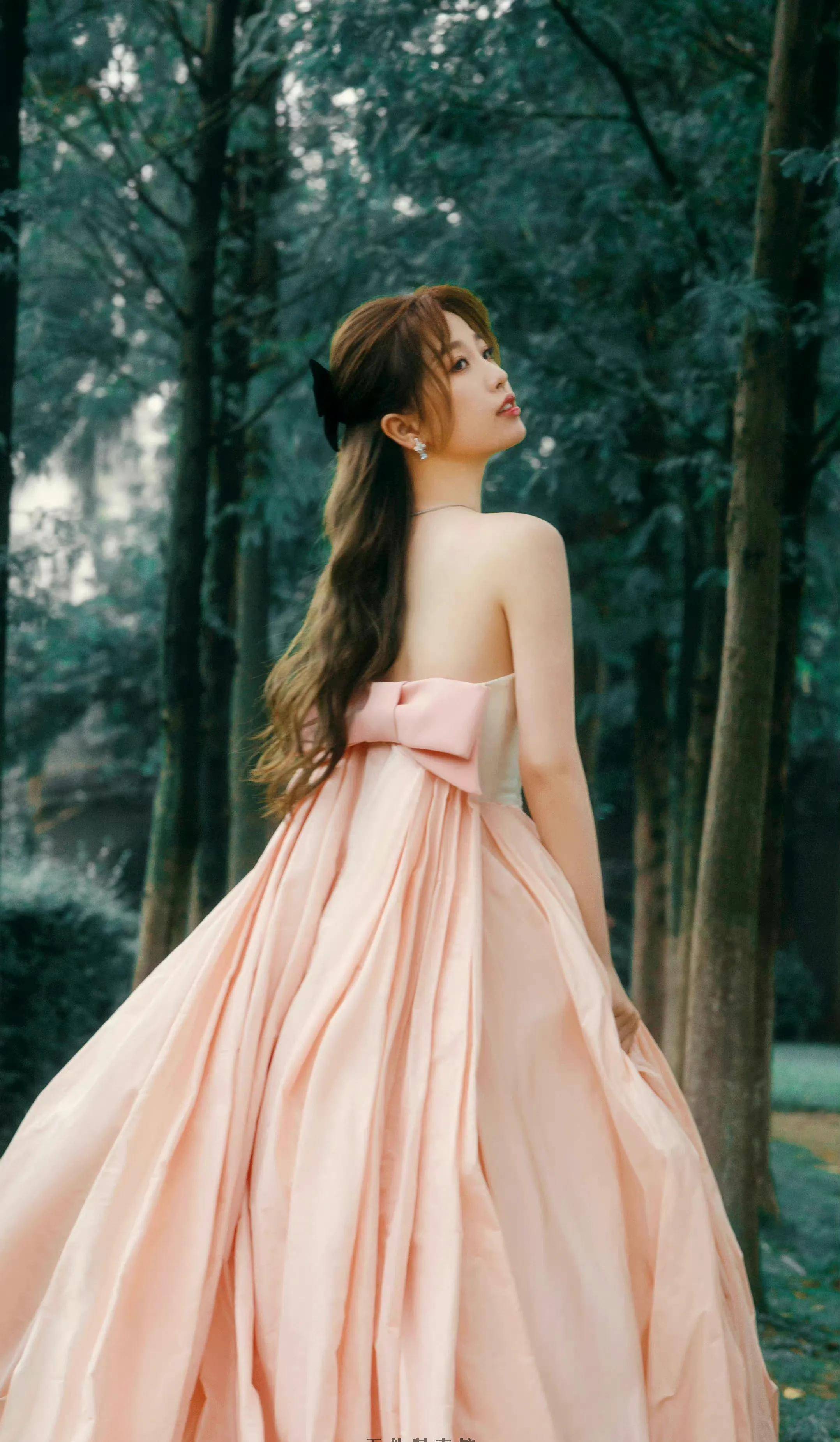 虞书欣白色吊带露背长裙好美,卷发慵懒有气质,后背线条令人心动_小喵