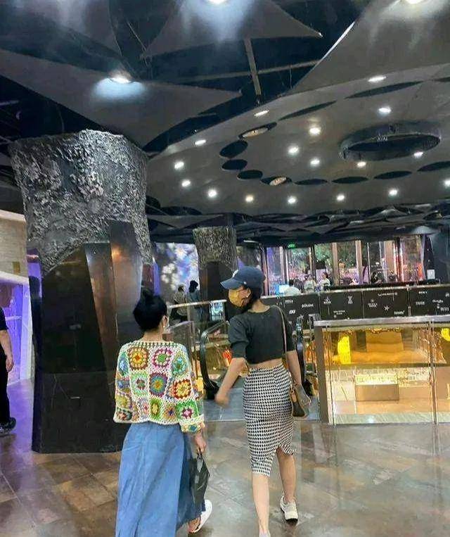 殷桃早起就拉闺蜜逛街!