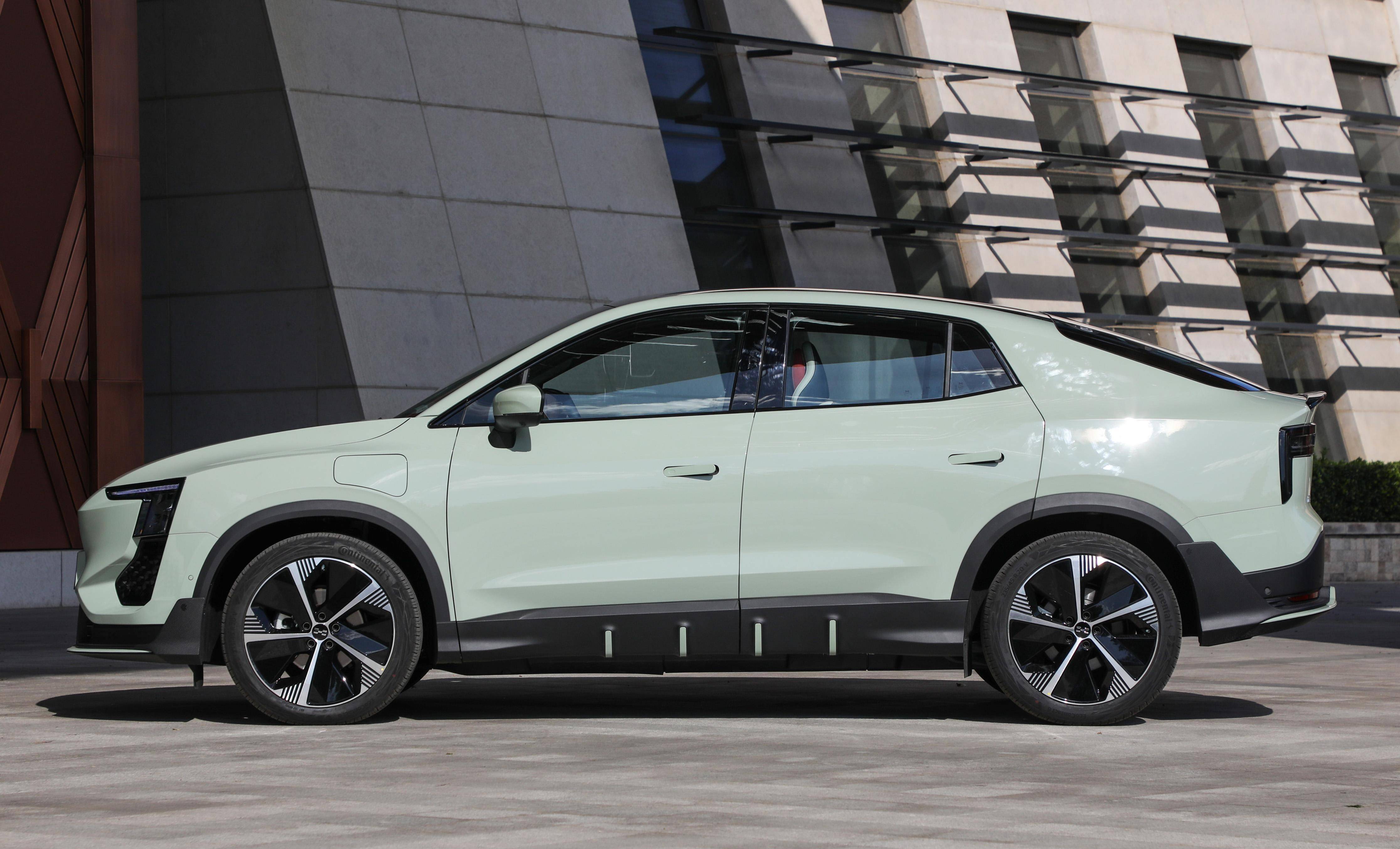 爱驰u6:中型suv,续航里程505km,外观设计圆润,内饰科技感浓厚_搜狐