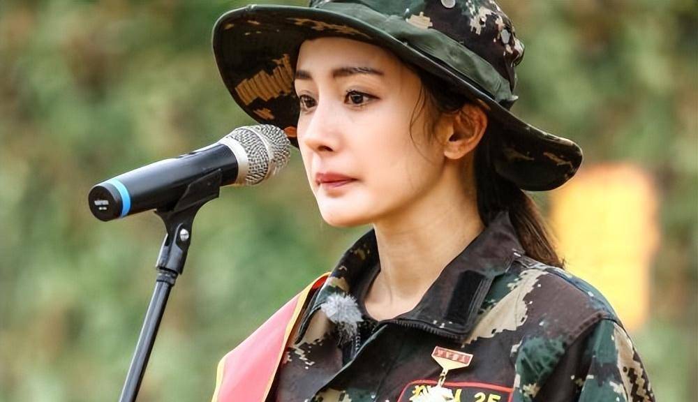 然而杨幂没想到的是, 下一秒教官就叫她把吐吃了,丝毫没有考虑到她的