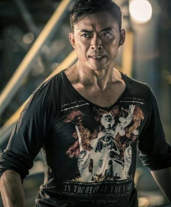 于是请他正式学习功夫,希望他能像李小龙,成龙一样成为动作巨星樊少皇