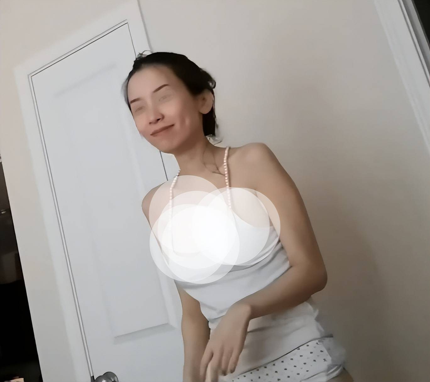 女大学生与男友亲热时竟然打电话给母亲,不雅视频流出,毫无底线_女儿