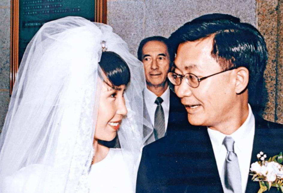 真实豪门的婚礼如何砸钱?何超莲算小气?_何超仪_婚纱_何超琼