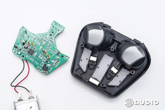 电池正负极镍片与导线焊点特写,保护电路位于主板上.