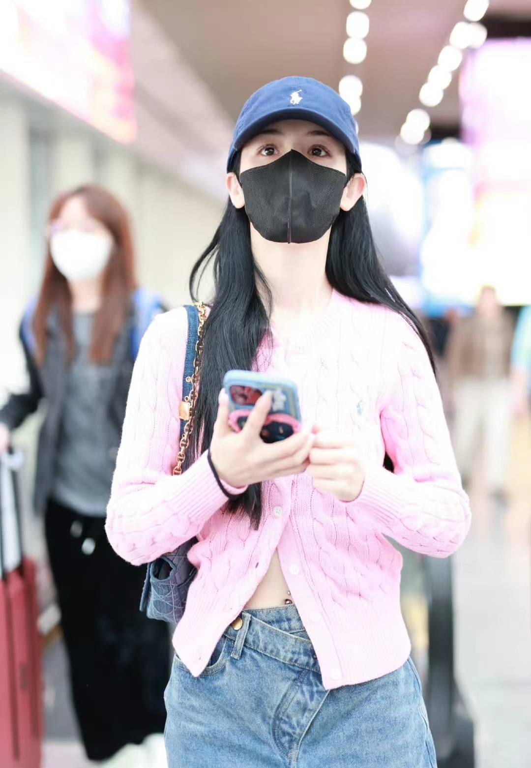 哈尼克孜机场街拍,穿粉色开衫配破洞牛仔裤,少女心满满_休闲_时尚