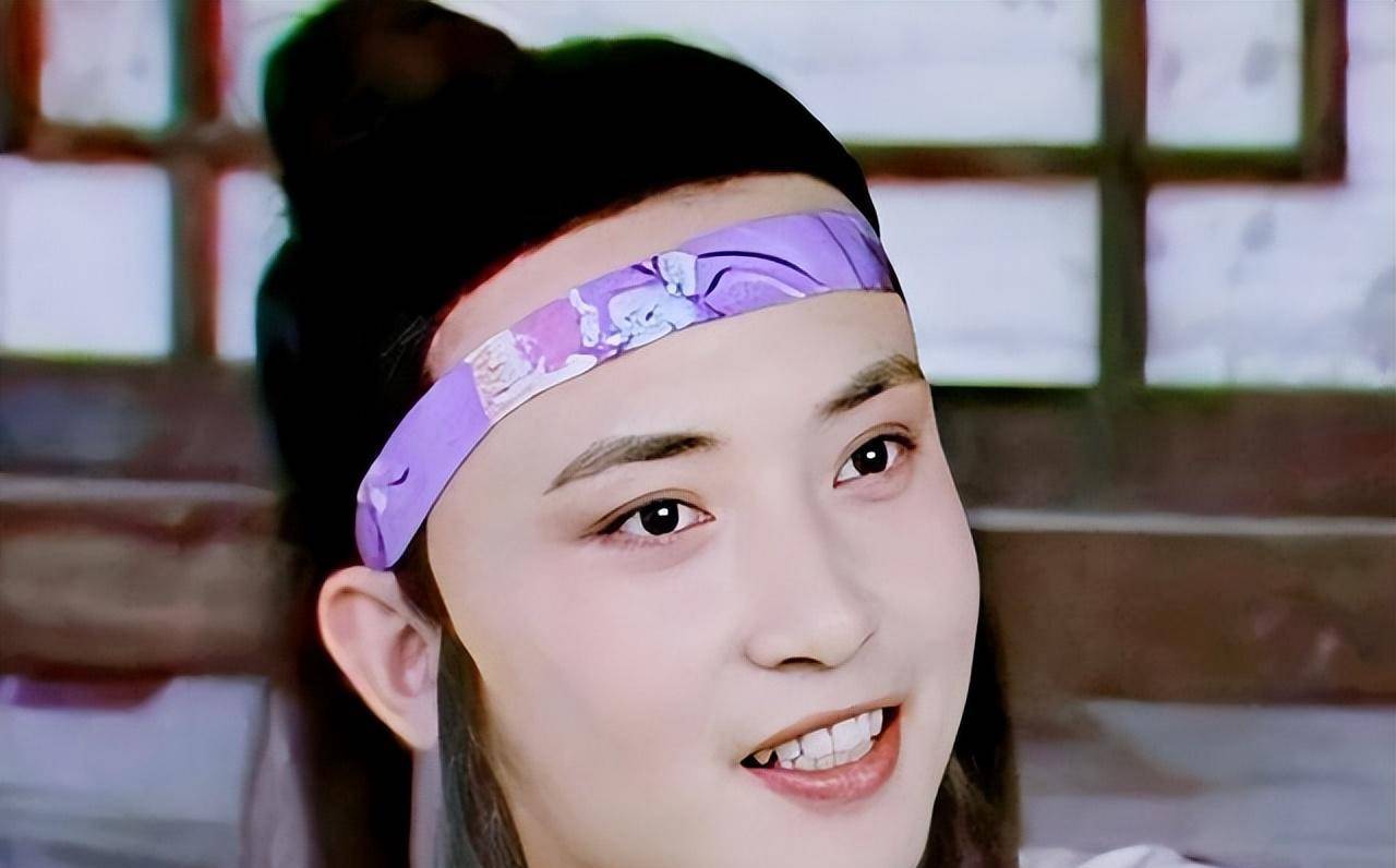细皮嫩肉的柳湘莲贵气十足,化了妆也不显娘气.
