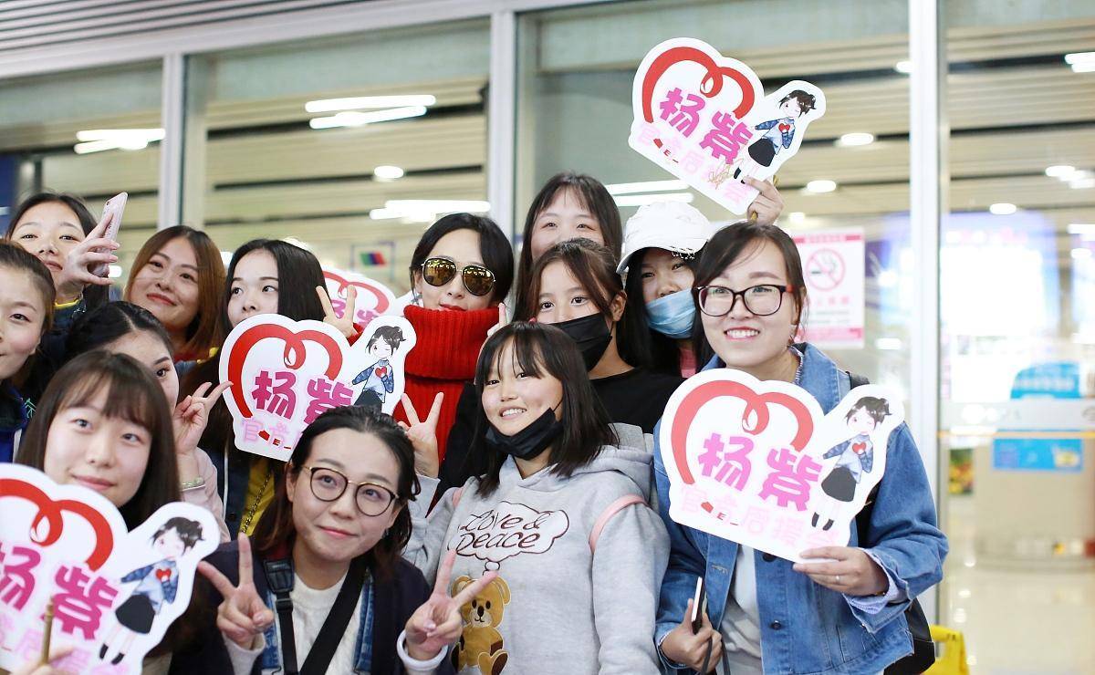 粉丝在泰国偶遇杨紫 杨紫一身全黑look十分低调,热情与粉丝合照_网友