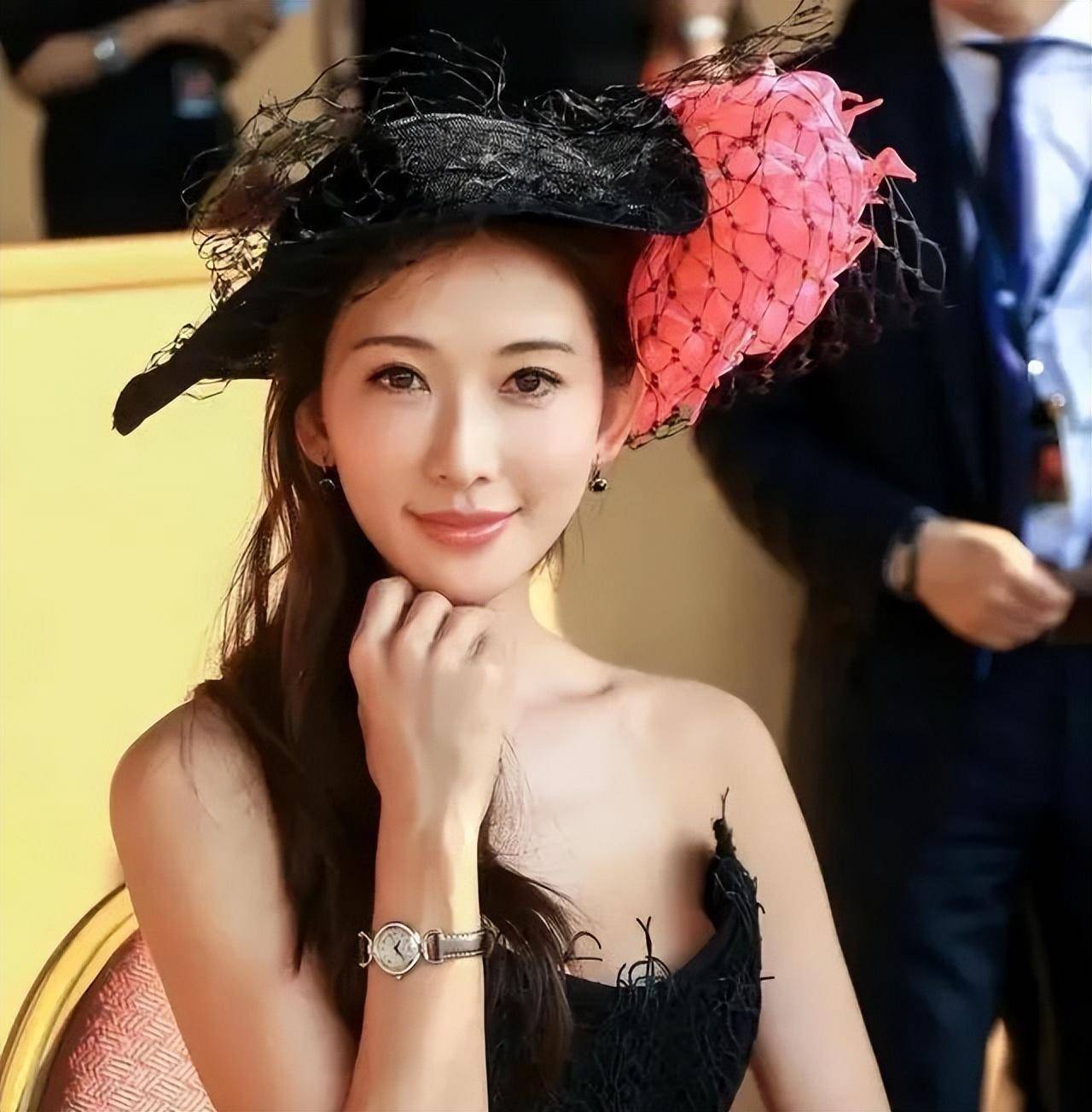 林志玲穿紫色连体裙和父亲跳舞,身材颜值在线_颜色_女性_红色