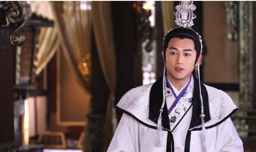 《长月烬明》爆火,那些曾经的古装男神有多绝?_严宽_剧里_气质