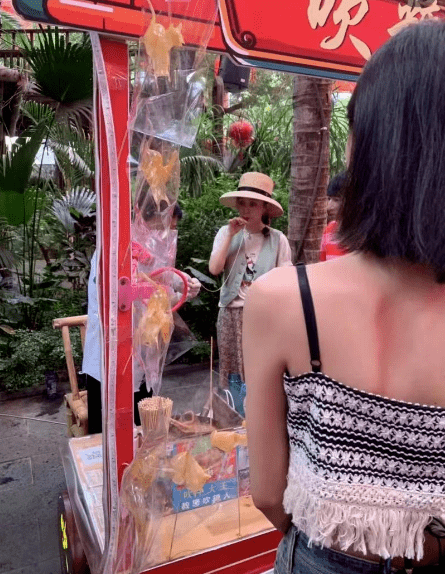 吴昕维嘉合体录综艺,46岁维嘉抿嘴揪衣服显紧张,远不及昕妹自信 - 星