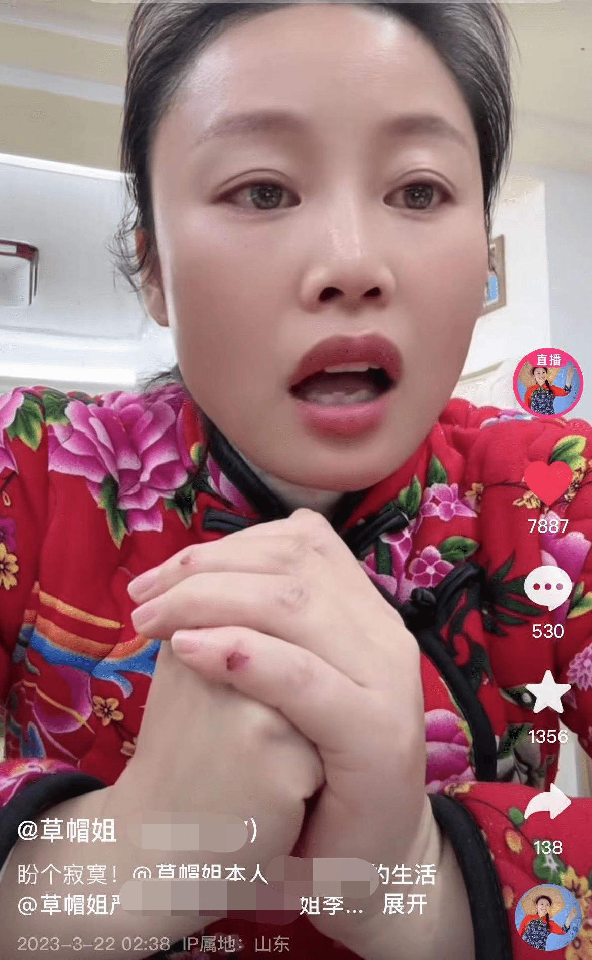 據瞭解,草帽姐和丈夫李超結婚多年,還生了一雙兒女,兒子娶了一個大學