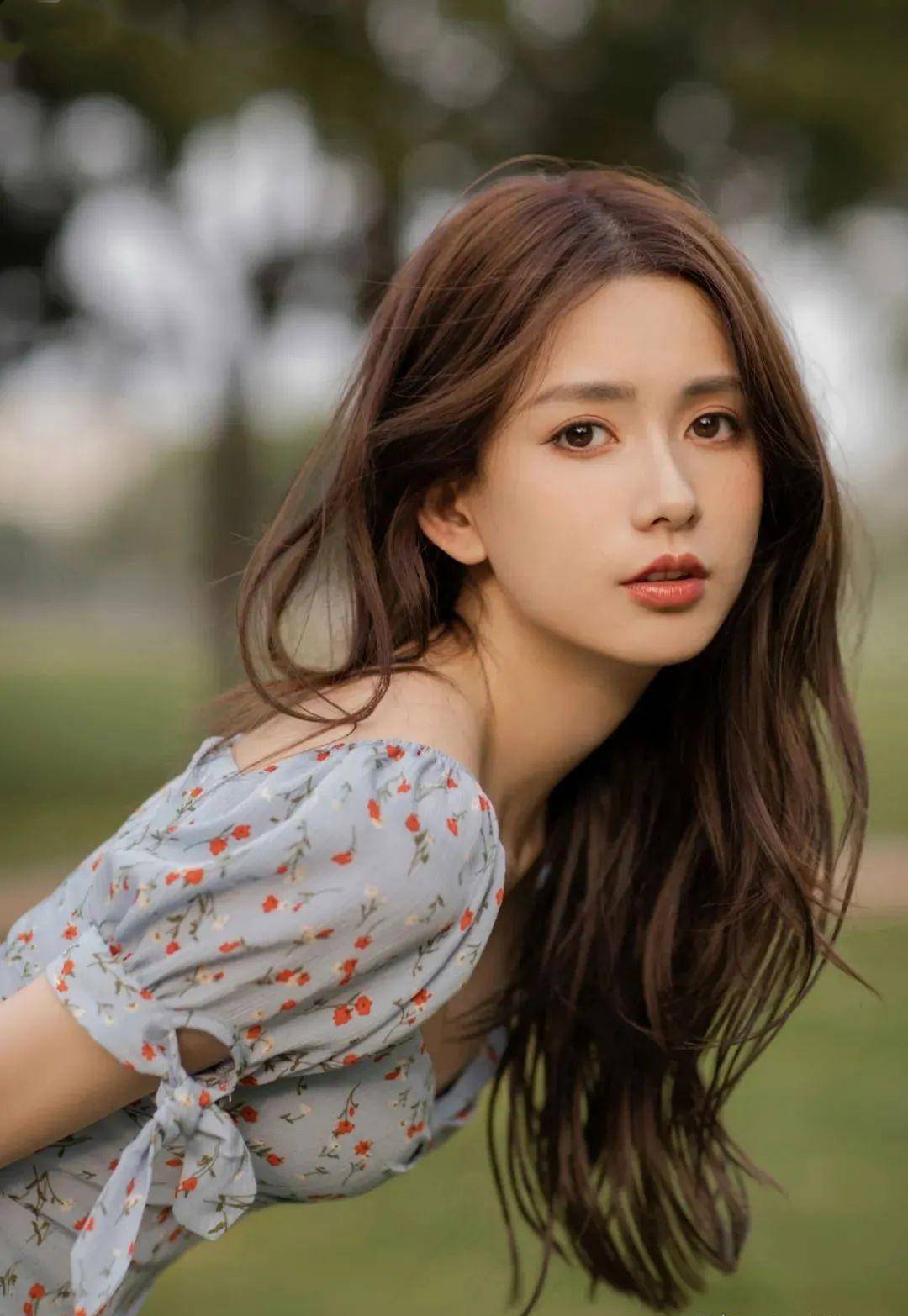 王秋紫,她是向佐的前女友,从模特一路逆袭成为新一代网剧小花_形象