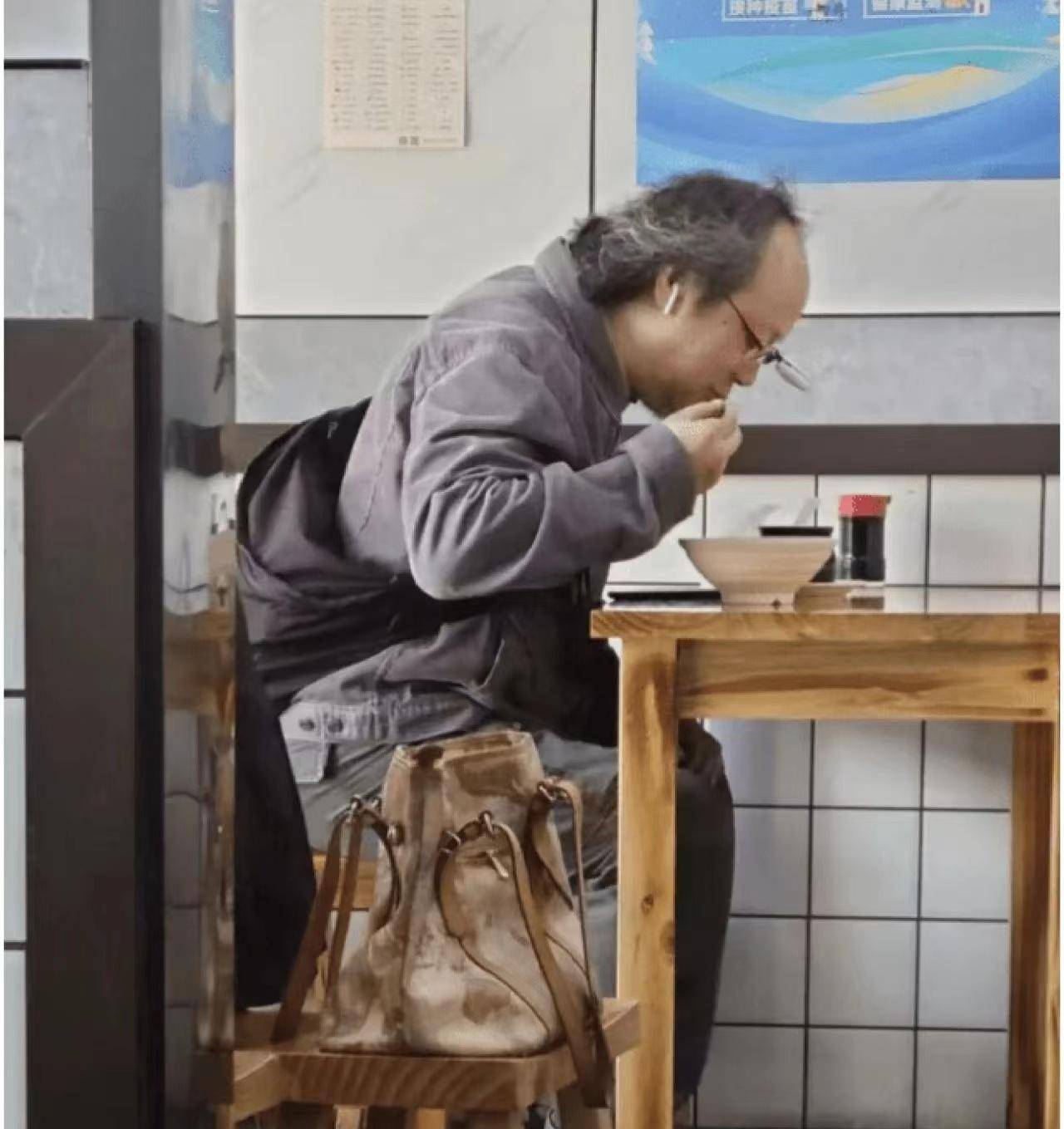 窦唯低调现身苍蝇馆子头发花白模样邋遢上衣掉色明显被指凄惨