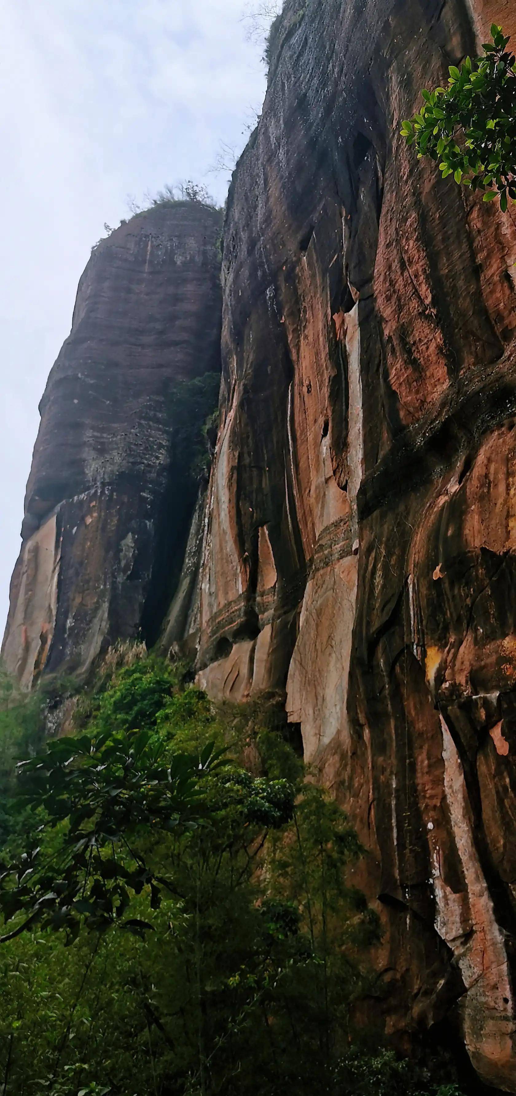 明天我們去長老峰,都說應該自己爬上去才有意義,我都買了索道票了