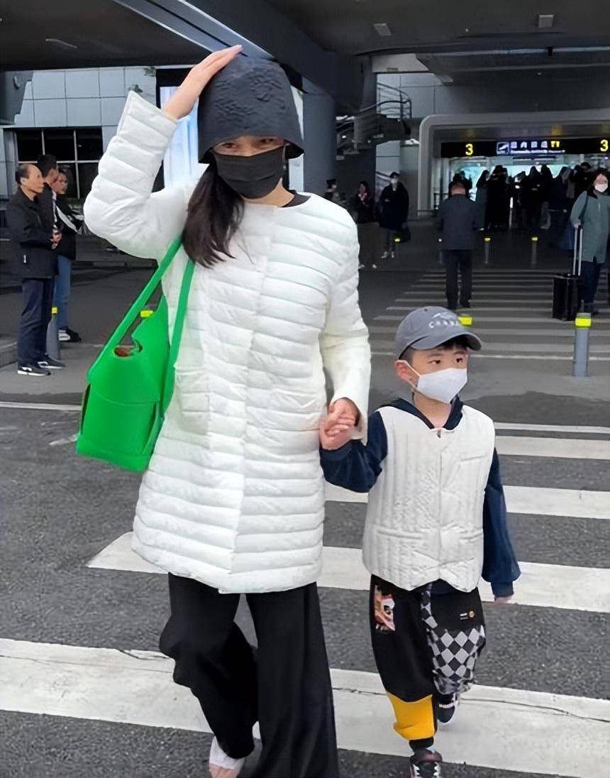 秋瓷炫5岁儿子近照曝光,穿母子装现身机场,眼睛像于晓光