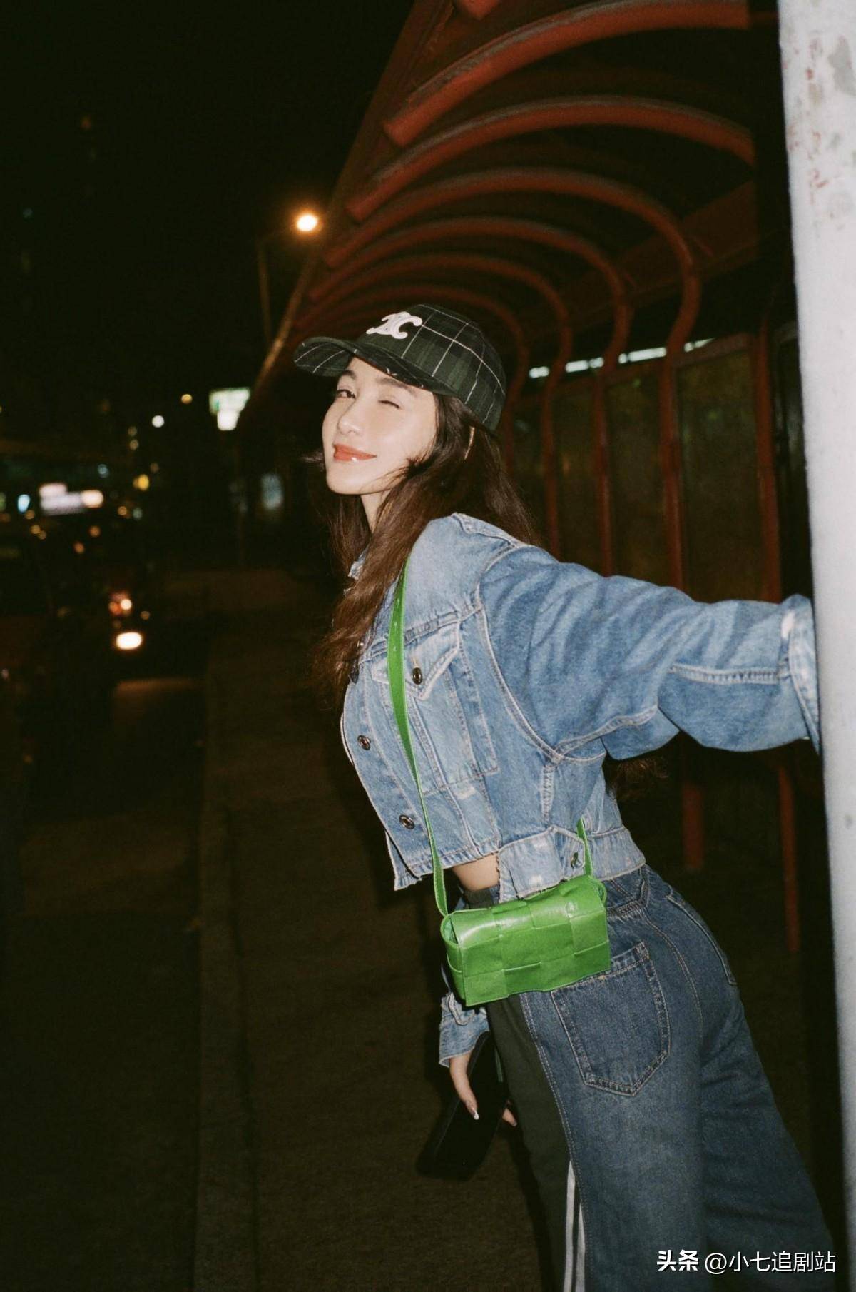 孙嘉璐荡秋千笑容纯真,牛仔风穿搭甜酷俏皮,治愈力max_运动_少女_反派