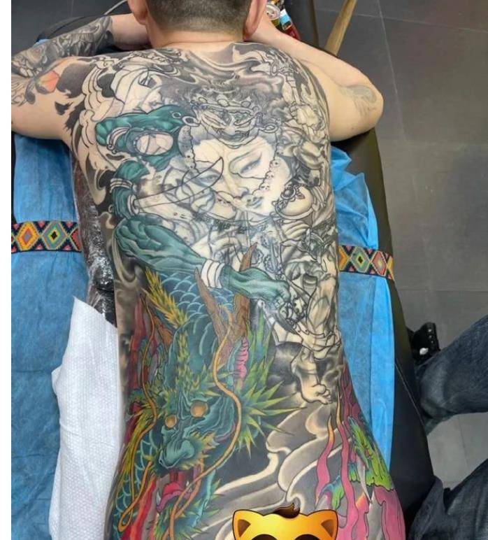 王小源高调晒满背纹身,被调侃30万纹的属实好看,这值得炫耀吗_影响