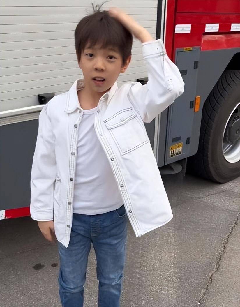 嗯哼被质疑牙齿后再露面,闭紧嘴巴令人心疼,霍思燕杜江不回应_孩子