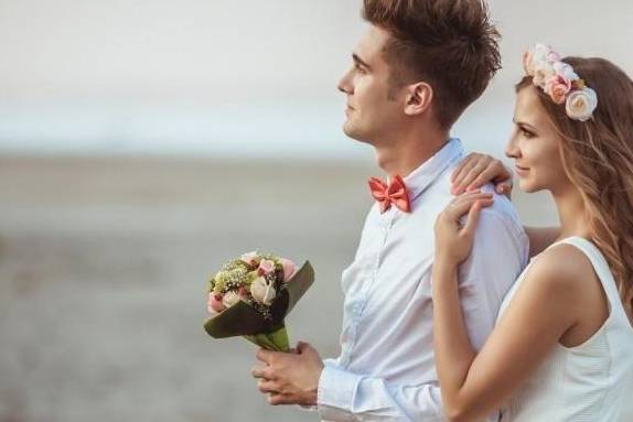 女性一般50多岁绝经,受雌性激素降低的影响,绝大部分女性的更年期也会